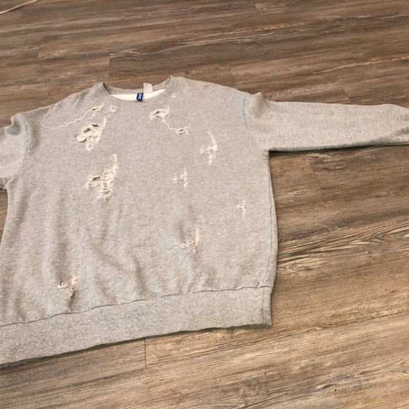 H&M CREWNECK (STYLISH TORN) - Picture 2 of 5